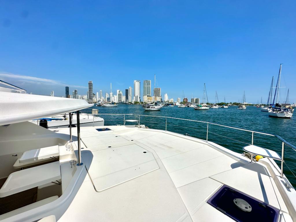 Power Catamarán 51 Feet – Potencia y Lujo en el Caribe