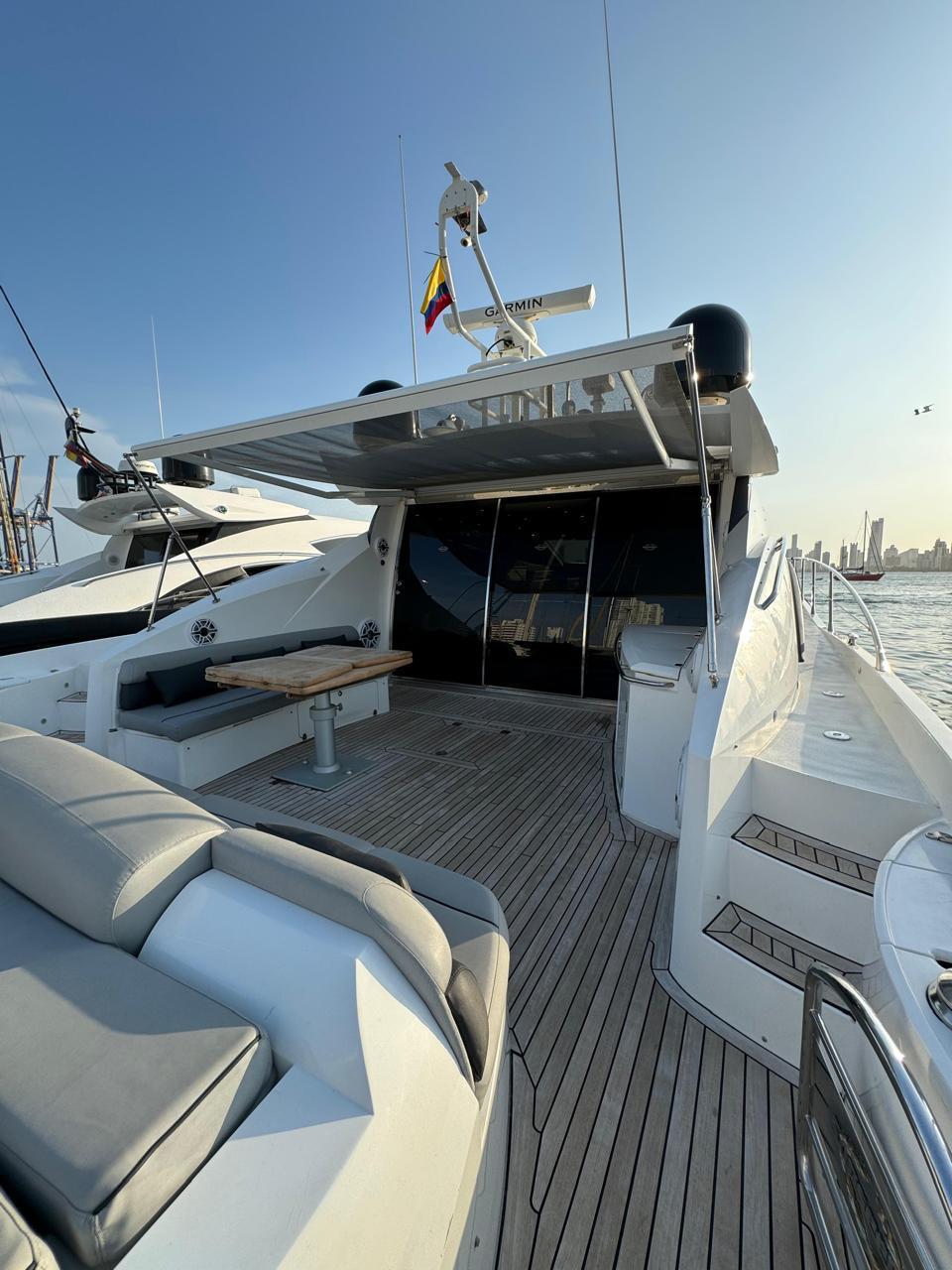 Yate Skyfall – Exclusividad y Confort en el Caribe
