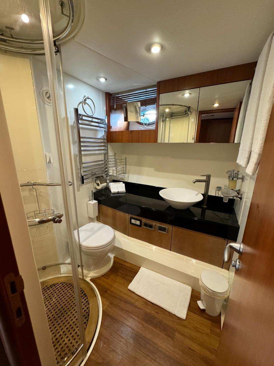 Yate Skyfall – Exclusividad y Confort en el Caribe